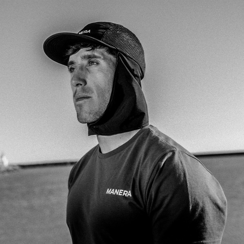 Czapka UV z daszkiem i ochroną szyi MANERA Desert Watercap Czarna 22266-0500