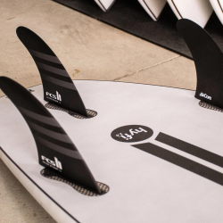 Finy surfingowe FCS II Julian Wilson PC Medium Black Tri Retail Fins.
Kod produktu: FJWM-PC07-MD-TS-R