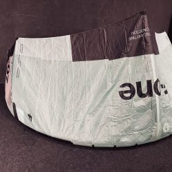 UŻYWANY LATAWIEC KITESURFINGOWY F-ONE BANDIT 17 TEC 7M2 BLACK/MINT