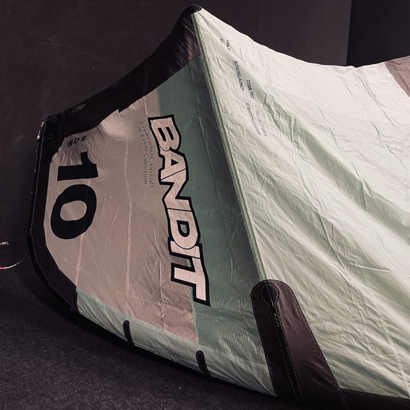 UŻYWANY LATAWIEC KITESURFINGOWY F-ONE BANDIT 17 TEC 7M2 BLACK/MINT