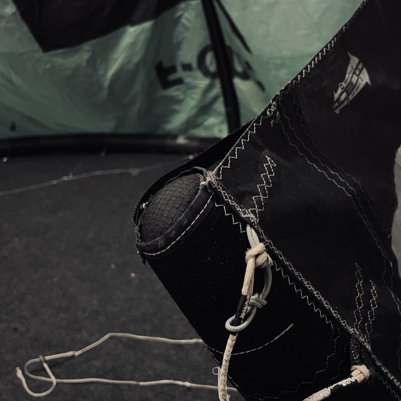 UŻYWANY LATAWIEC KITESURFINGOWY F-ONE BANDIT 17 TEC 7M2 BLACK/MINT