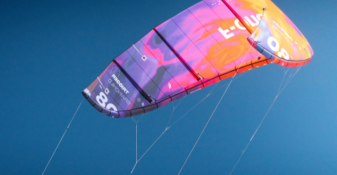 Nowoczesny projekt latawca F-ONE Trigger V2 na wodzie podczas kiteboardingu.