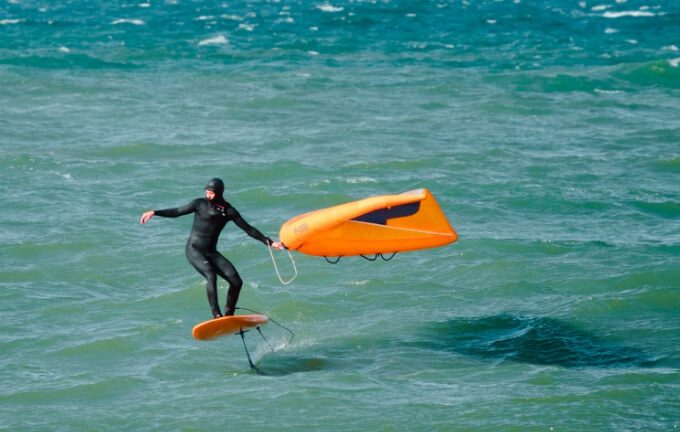 Surfer na wingfoilu